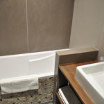 Salle de bain avec baignoire Hôtel St Eloy